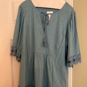 Boden 3/4 sleeve top, lace at sleeves and bottom.